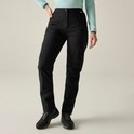 Dames in zwarte hikingbroek met een lichtblauwe gestreepte trui, staand.