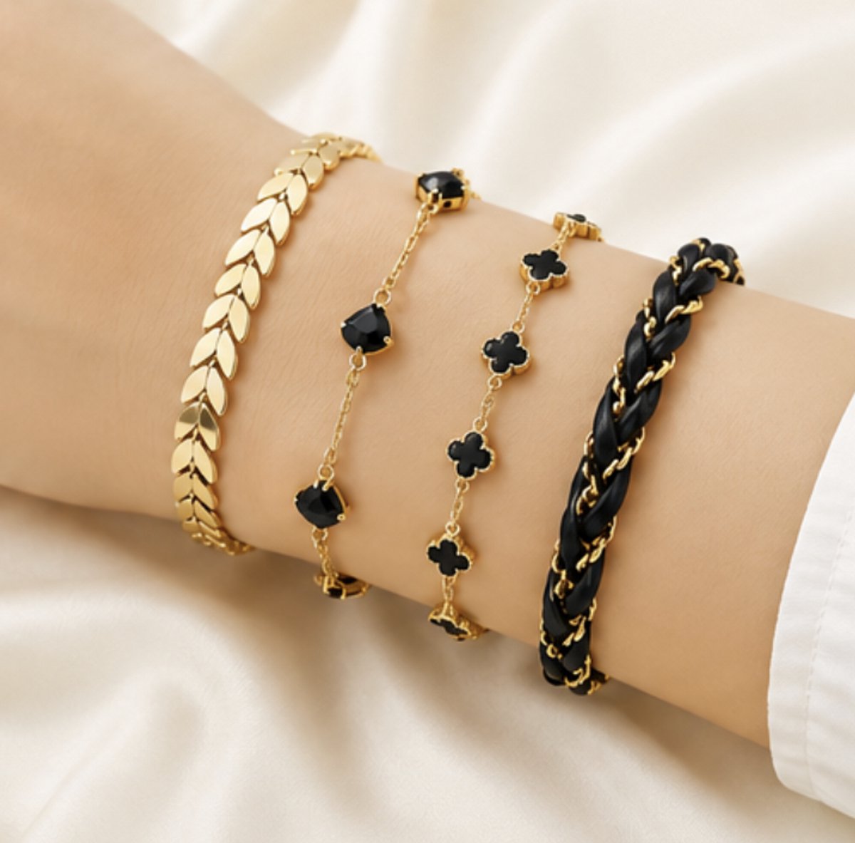 4 kleine armbanden - Vrouwen armbandjes - Goudkleurig - cadeau - verjaardag cadeau - set