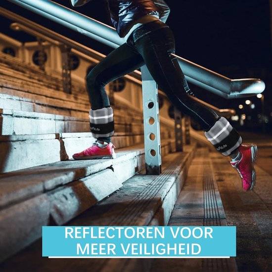 Persoon traint 's nachts trappen op met reflecterende DH FitLife gewichtsmanchetten om de enkels.