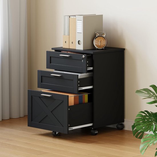 Zwarte archiefkast met drie laden, de onderste lade is open en bevat dossiers, op wieltjes.