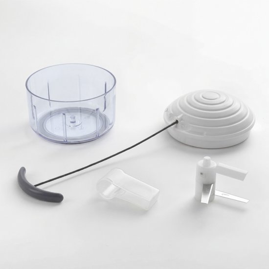 Onderdelen van een witte handbediende hakker: een transparante container, een witte deksel met trekkoord en een mesunit.