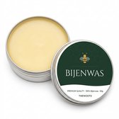 Zilveren blik met groen 'BIJENWAS' etiket en bij-logo, gevuld met gele was. Witte achtergrond.