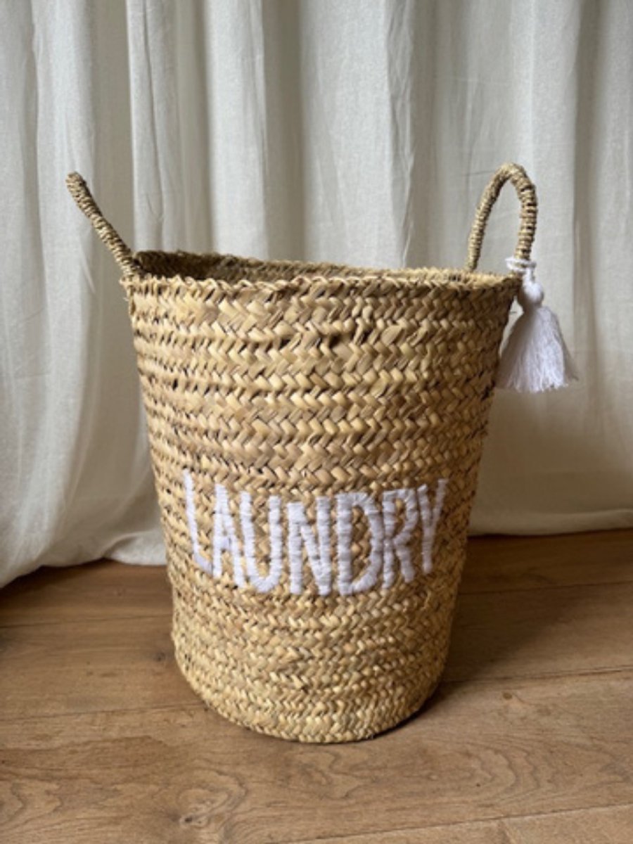 Wasmand - Wit - Was – Mand - Badkamer - Opbergmand - Palmblad - Laundry - Laundrybasket- Rieten mand - Speelgoed - Opbergen - Pompon - Wol – Geschenk - Kinderkamer - Handgemaakt - Decoratie - Geboorte - Cadeau