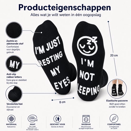 Zwarte sokken met witte tekst 'I'M JUST RESTING MY EYES' en een slapende smiley 'I'M NOT SLEEPING'.