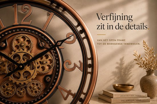 Detail van een koperen wandklok met bewegende tandwielen. Tekst: 'Verfijning zit in de details.'