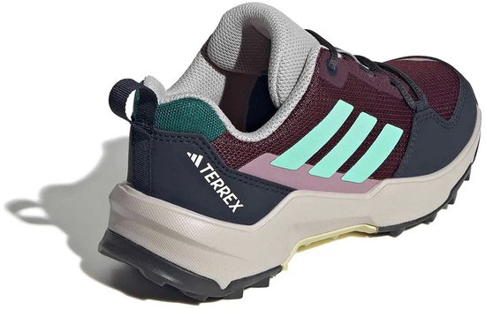 Achter-zijaanzicht van paarse wandelschoen met mintgroene Adidas stripes, lichtroze en donkerblauwe details, en een "TERREX" logo.