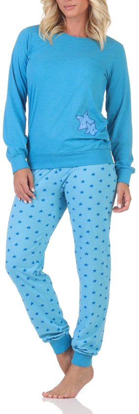 Lichtblauwe pyjamaset met lange mouwen. De broek heeft een all-over sterrenprint.