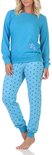 Lichtblauwe pyjamaset met lange mouwen. De broek heeft een all-over sterrenprint.
