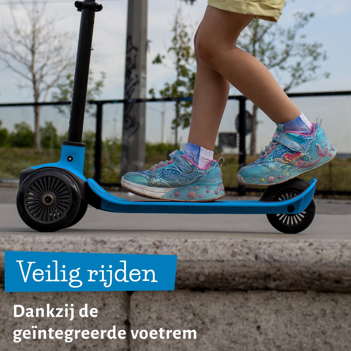 Chillafish Kinderstep 3 Jaar met drie LED wielen - Blauw - Lichtgewicht Glow step jongens en meisjes met afneembaar stuur en voetrem - Aanpasbaar in hoogte - Leun-om-te-sturen - Extra grip handgrepen - Geen batterijen nodig - Model Scotti Glow 3 — afbeelding 8