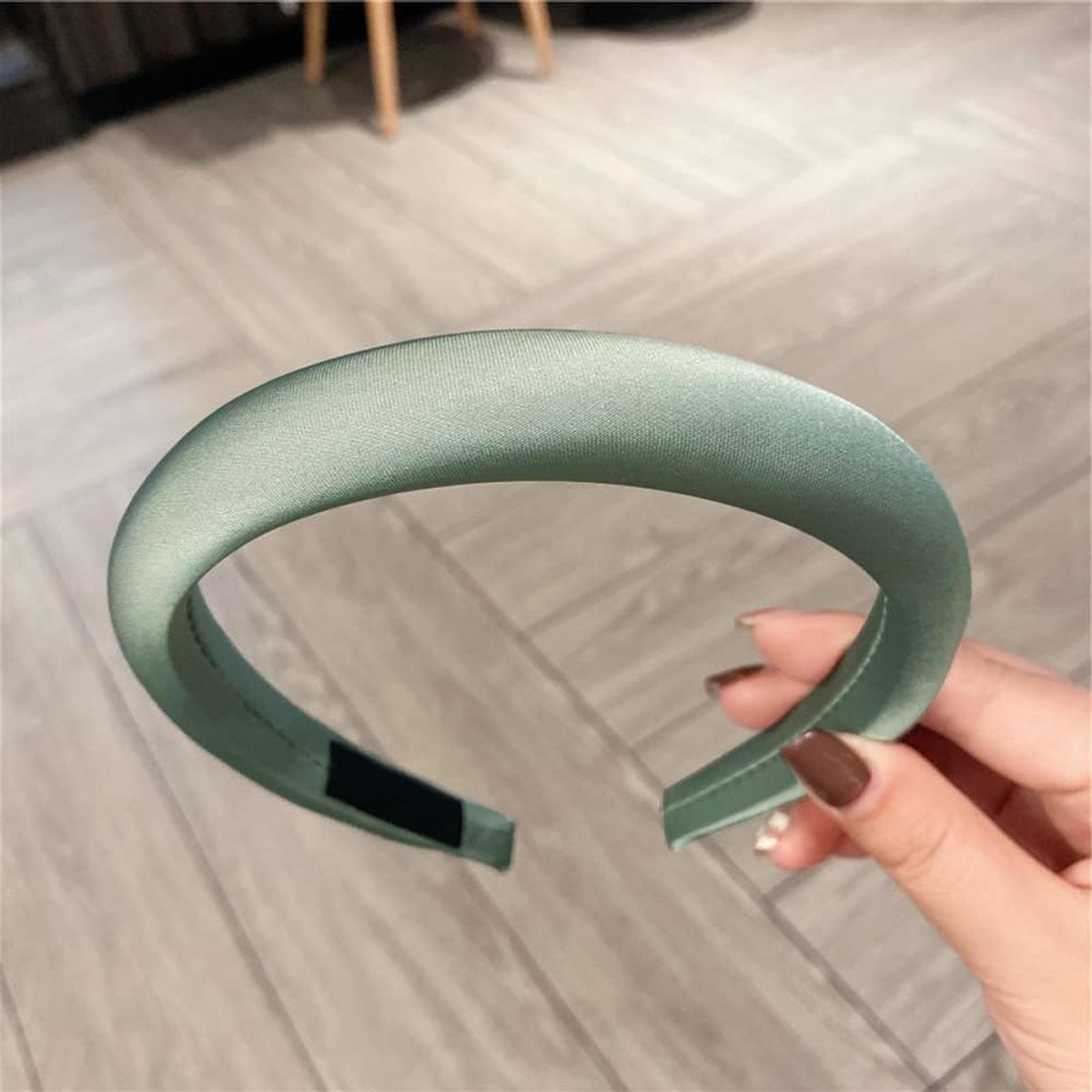 Stijlvolle Retro Satijnen Haarband voor Vrouwen en Meisjes - Brede en Gevlochten Haaraccessoire voor Yoga, Reünies en Feestjes in Pea Green