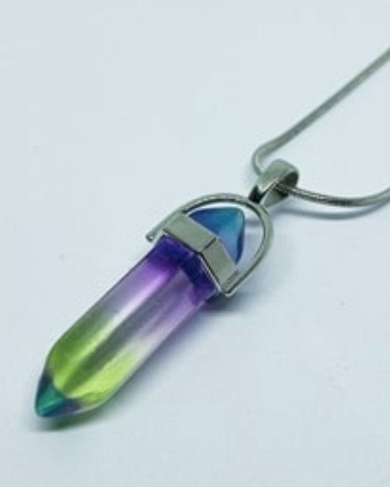 Zilverkleurige ketting met een puntvormige, veelkleurige hanger in paars, groen en blauw.