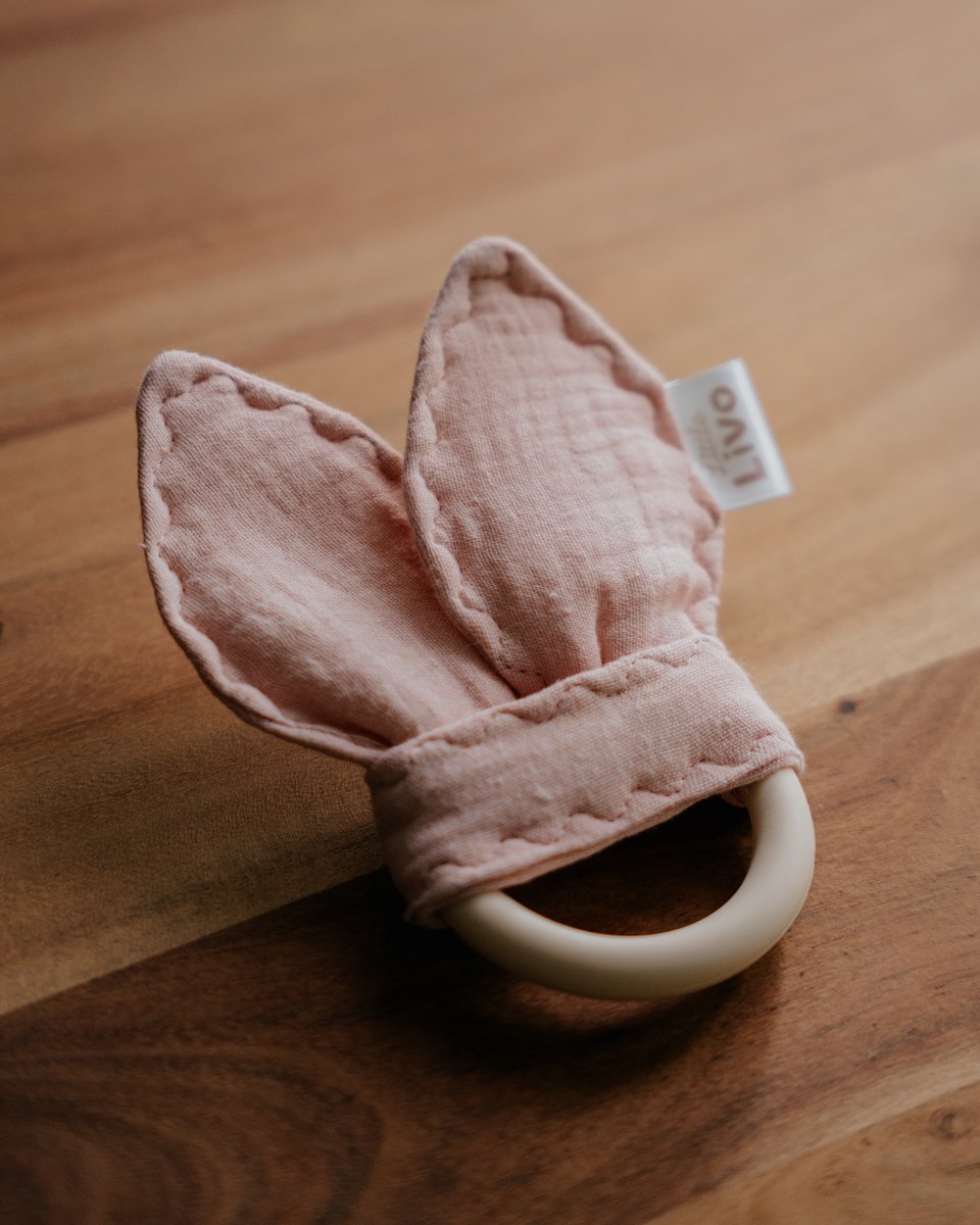 Little Livo Siliconen Bijtring Baby Roze met Knisperende Konijnoortjes – Handgemaakt – Mousseline Katoen – Bijtspeelgoed – Zacht & Veilig