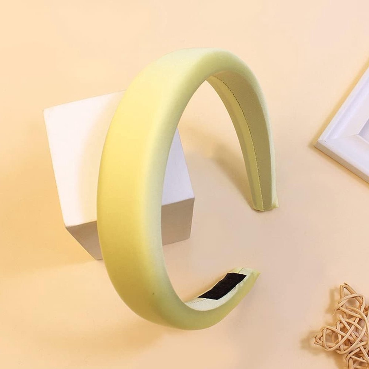 Stijlvolle Retro Satijnen Haarband voor Vrouwen en Meisjes - Brede en Gevlochten Haaraccessoire voor Yoga, Reünies en Feestjes in Lichtgeel