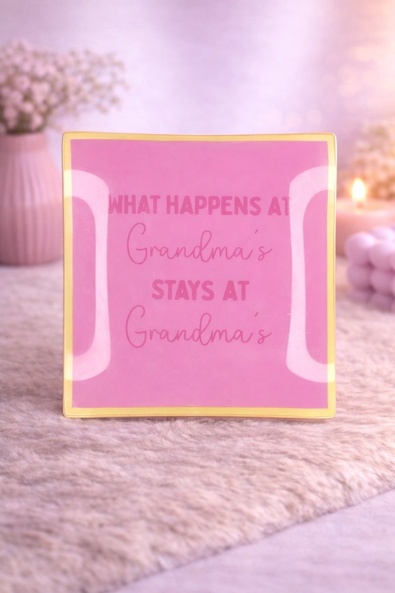 Glazen Bord ‘Grandma’s Secrets’ | Viva Femme | Bord met tekst | Decoratie | Wonen | Cadeau | Spreukbord | Moederdag | Gebaksbord | Dessertbord | Liefde | Geluk | Verrassing