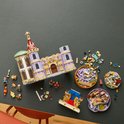 LEGO Disney Belle en het Beest Kasteel 43263 onderdelen en minipoppen verspreid op een grijze ondergrond.