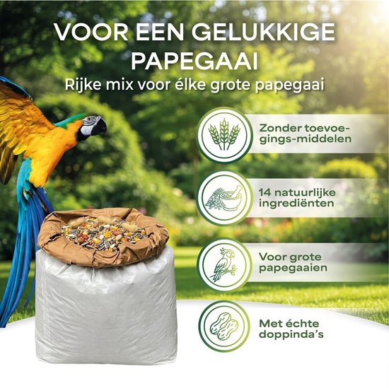 Grote zak papegaaienvoer met een zak opengescheurd, met zaden en pinda's. Een blauwe en gele ara op de achtergrond. Iconen tonen 'zonder toevoegingsmiddelen', '14 ingrediënten', 'voor grote papegaaien', 'met echte doppinda's'.