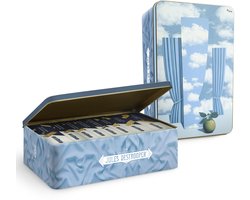 Jules Destrooper Koektrommel met Koekjes 1075 g - René Magritte Koekjestrommel luchtdicht met koekjesmix van Natuurboterwafels, Parijs Wafels, Amandelbrood koekjes voor bij de koffie - Authentieke retro koekjespot - Design Le beau monde