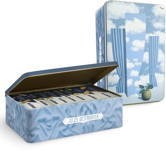 Jules Destrooper Koektrommel met Koekjes 1075 g - René Magritte Koekjestrommel luchtdicht met koekjesmix van Natuurboterwafels, Parijs Wafels, Amandelbrood koekjes voor bij de koffie - Authentieke retro koekjespot - Design Le beau monde