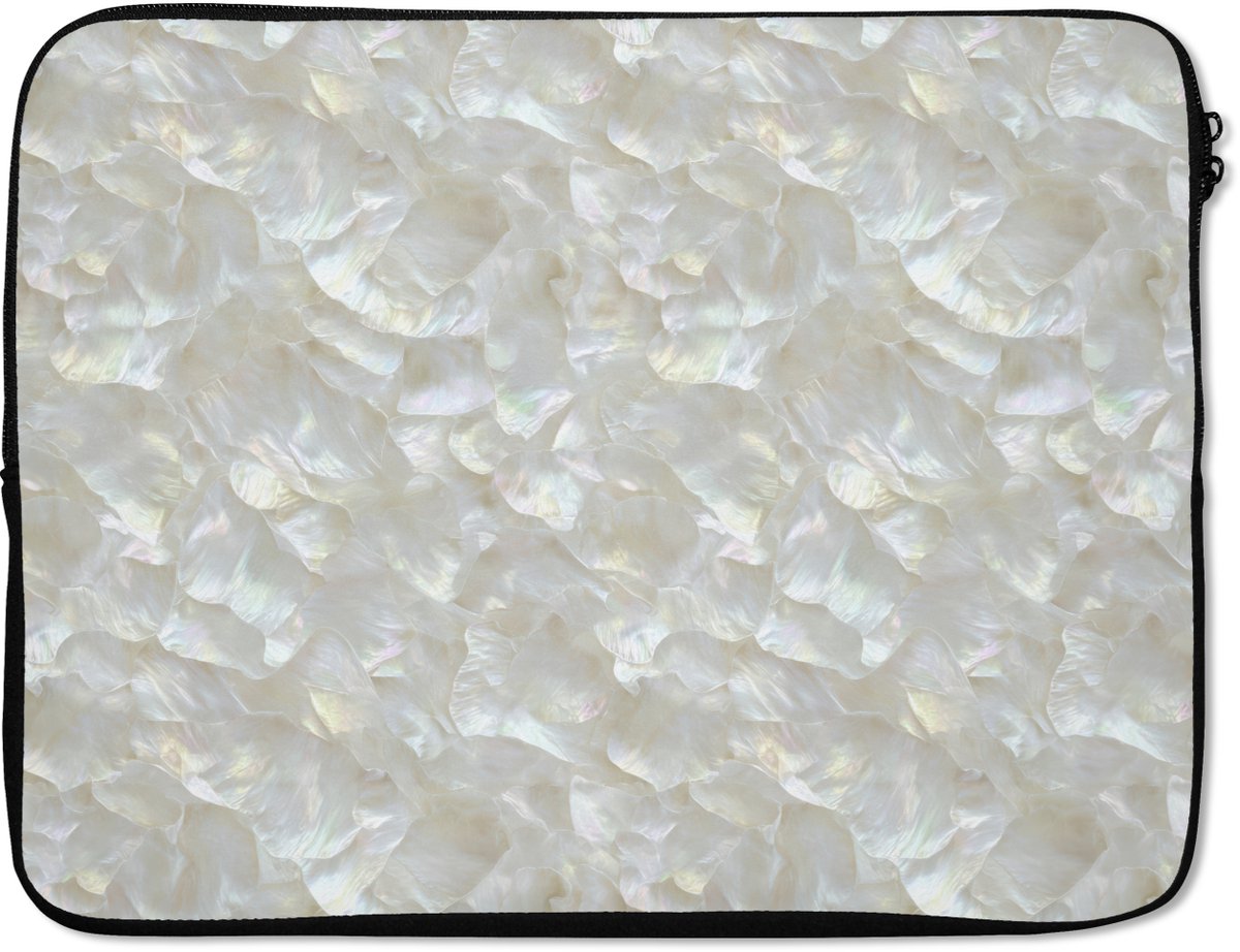 Laptophoes 15.6 inch - Parelmoerglans - Wit - Schelp - Laptop sleeve - Binnenmaat 37x26 cm - Zwarte achterkant