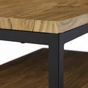 Zijzicht van een vierkante salontafel met een houten bovenkant en zwart metalen frame.