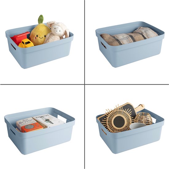 Vier lichtblauwe Sunware opbergboxen gevuld met speelgoed, dekens, boeken en decoratie.