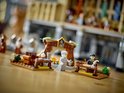 Deux figurines LEGO Harry Potter à des tables de bricolage, avec une cheminée en arrière-plan.