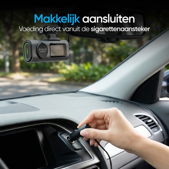 Hand steekt grijze dashcam in sigarettenaansteker in een auto.