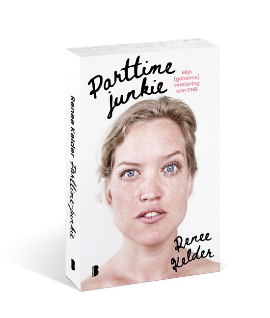 Boek 'Parttime junkie' met een close-up van een jonge vrouw met sproeten en blauwe ogen. Titel en auteursnaam in handschrift.