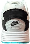 Achterkant van een witte Nike Air Max sneaker met zwart accent en Nike Air logo.