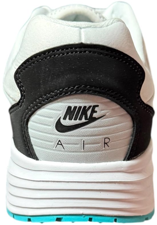 Achterkant van een witte Nike Air Max sneaker met zwart accent en Nike Air logo.