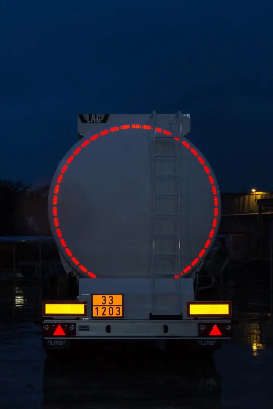 Achterkant van een witte tankwagen met een rode reflecterende contourmarkering langs de bovenrand en reflectoren.