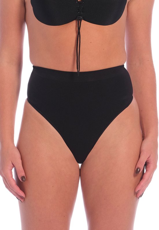 Zwarte high-waist slip met verstevigende tailleband, gedragen op een model.