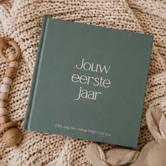 Boek 'Jouw eerste jaar' in het groenblauw met de tekst 'Elke dag een nieuw begin met jou'.