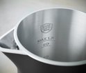 Binnenkant van een zwarte waterkoker met de tekst 'SUS 304' en 'MAX 1.7L'.
