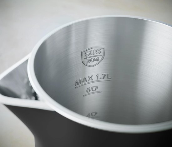 Binnenkant van een zwarte waterkoker met de tekst 'SUS 304' en 'MAX 1.7L'.