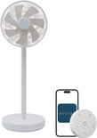 Witte staande ventilator met smartphone-app en magnetische afstandsbediening op zwarte achtergrond.