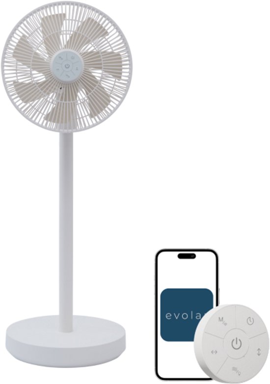Witte staande ventilator met smartphone-app en magnetische afstandsbediening op zwarte achtergrond.