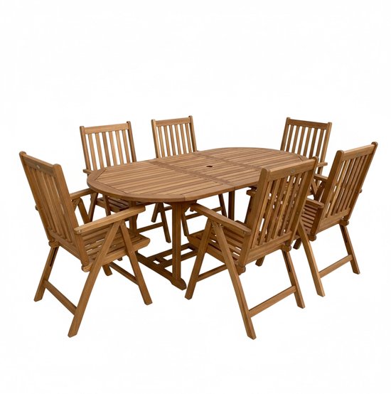 Een ovale uitschuifbare teakhouten tafel met zes bijpassende teakhouten stoelen met een latten rugleuning.
