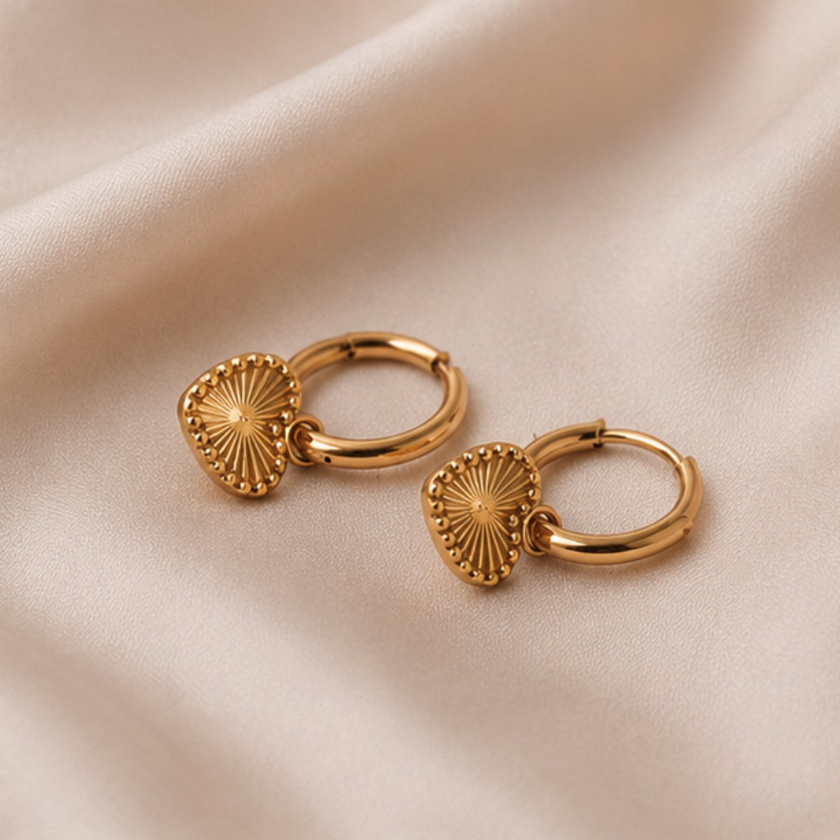 Rivello – Oorbellen Dames Goud Hoepel Hartje Bedel – Verguld Roestvrij Staal – Nikkelvrij – Cadeau Voor Haar