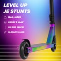 Close-up van een regenboogkleurige stuntstep, met tekst "Level Up Je Stunts". Max. 100kg, 3.4kg.