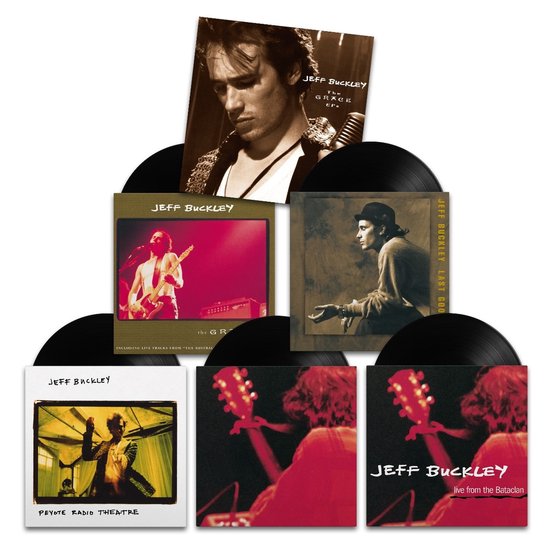Op de foto staan meerdere Jeff Buckley LP-hoezen, gerangschikt in een piramidevorm. De hoezen tonen foto's van Buckley met gitaren en microfoons.