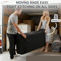 Man en vrouw in een verhuiswagen die een gesloten zwarte matras beschermhoes met 8 handvatten dragen.