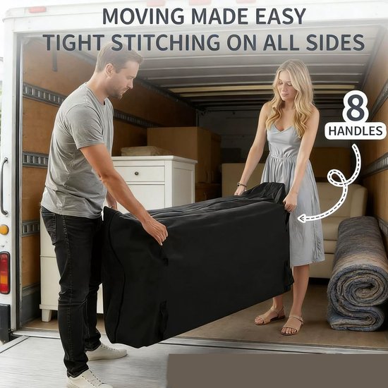 Man en vrouw in een verhuiswagen die een gesloten zwarte matras beschermhoes met 8 handvatten dragen.