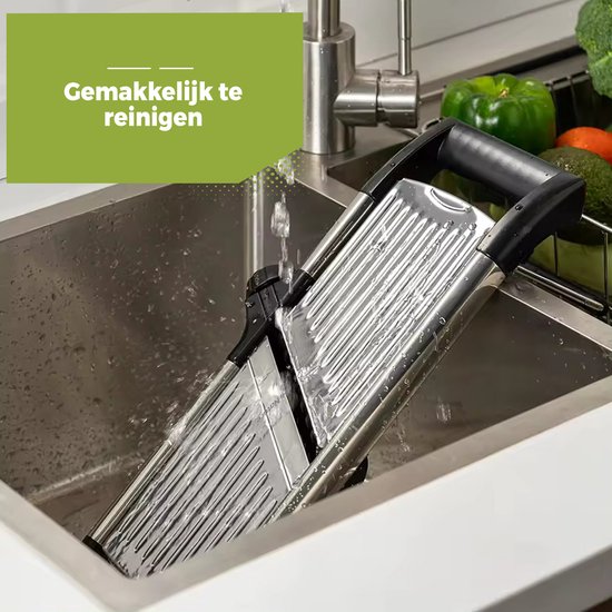 Mandoline wordt schoongemaakt in een gootsteen.