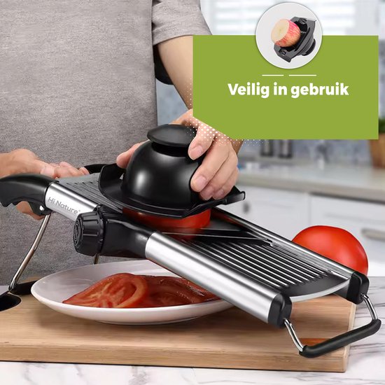 Mandoline snijdt tomaat met deksel, met gesneden tomaten op een bord.