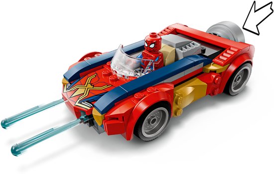 Rode LEGO auto met Spiderman, blauwe en gouden accenten, lichtblauwe uitlaatpijpen. Pijl wijst naar achterkant.