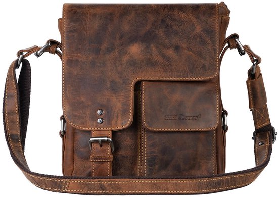 Bruine leren schoudertas van Greenburry met een flap, gesp en een opgestikte voorzak. Het leer heeft een vintage look met lichte slijtage.