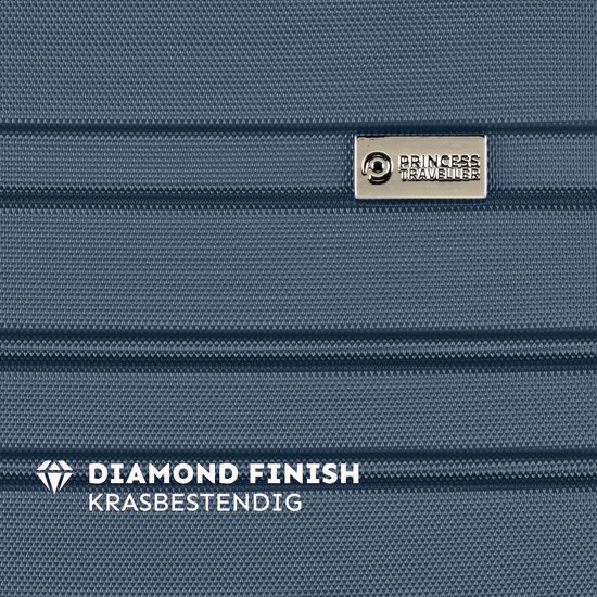 Close-up van de donkerblauwe koffer met een 'diamond finish' textuur en Princess Traveller logo.