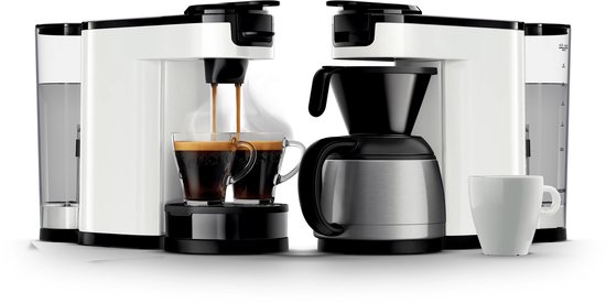 Twee witte Senseo koffiezetapparaten met glazen kopjes, één met opschuimende koffie, de ander met een thermoskan.