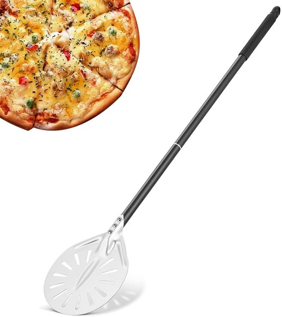 Pizzaschep met een lange steel en een geperforeerde schop, naast een verse pizza.